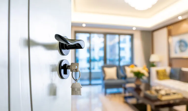 Halboffene T&uuml;r mit Schl&uuml;ssel f&uuml;hrt in Eigentumswohnung.