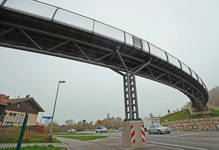 Die Heilig-Geist-Fu&szlig;g&auml;ngerbr&uuml;cke &uuml;ber die B304 &ouml;stlich von Traunstein.