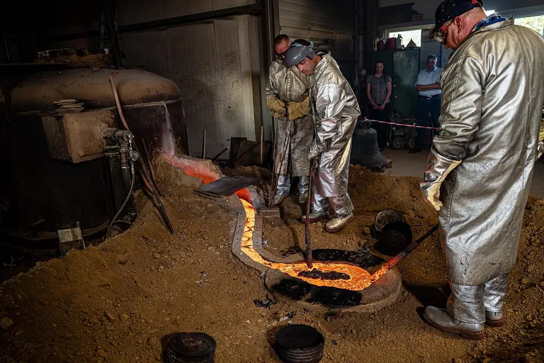 Guss der Glocke Amemus f&uuml;r den Magdeburger Dom