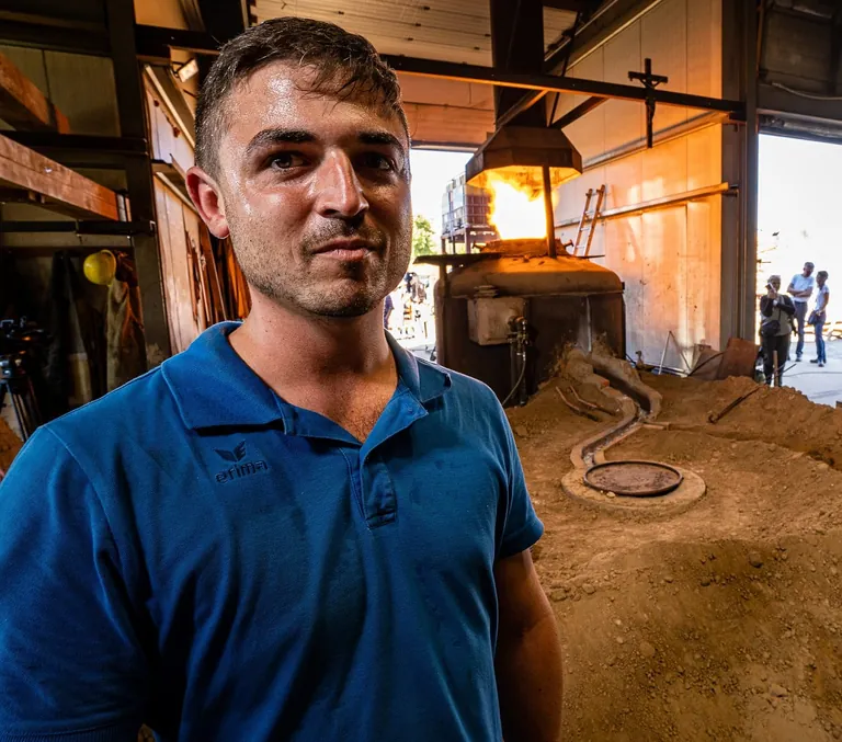 Nicolai Wieland vor Schmelz&shy;ofen und Grube