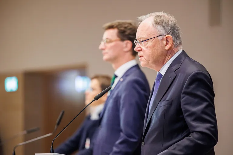 Stephan Weil (r, SPD), Ministerpräsident von Niedersachsen, spricht während der Abschluss-Pressekonferenz zur Ministerpräsidentenkonferenz im Schloss Herrenhausen.