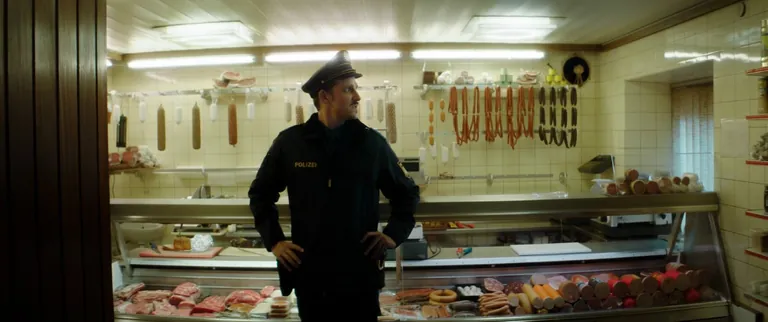 Szene aus "Wer begr&auml;bt den Bestatter?": Dorfpolizist Siegfried Spie&szlig; (Max von Thun) in der Dorfmetzgerei.