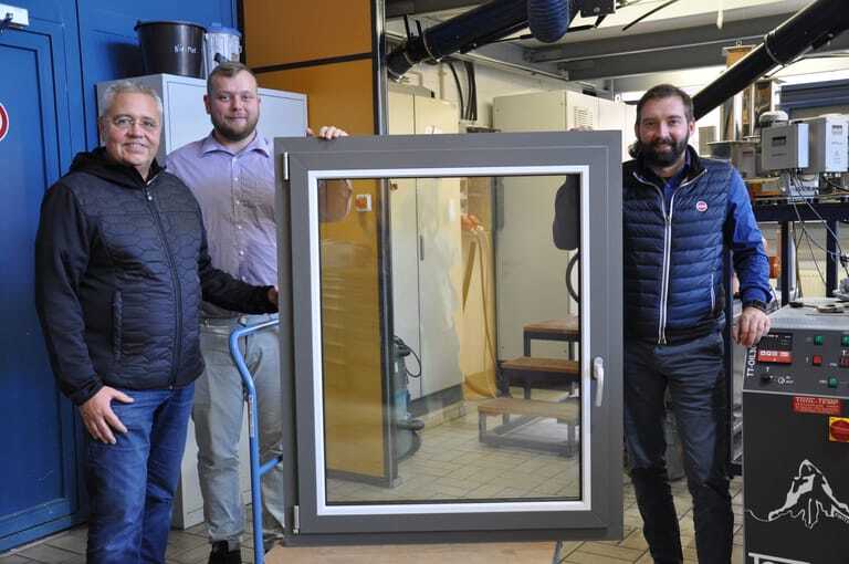 Drei Herren präsentieren Fenster mit spezieller Folie.