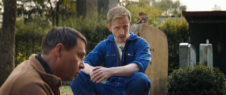 Szene aus "Wer begräbt den Bestatter?": Gärtner Gert (Tom Kreß) und Spenglermeister Patrick (David Zimmerschied) bei einer Krisensitzung auf dem Friedhof.