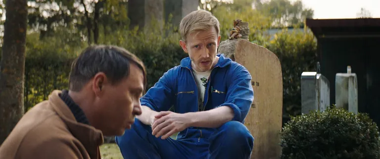 Szene aus "Wer begr&auml;bt den Bestatter?": G&auml;rtner Gert (Tom Kre&szlig;) und Spenglermeister Patrick (David Zimmerschied) bei einer Krisensitzung auf dem Friedhof.
