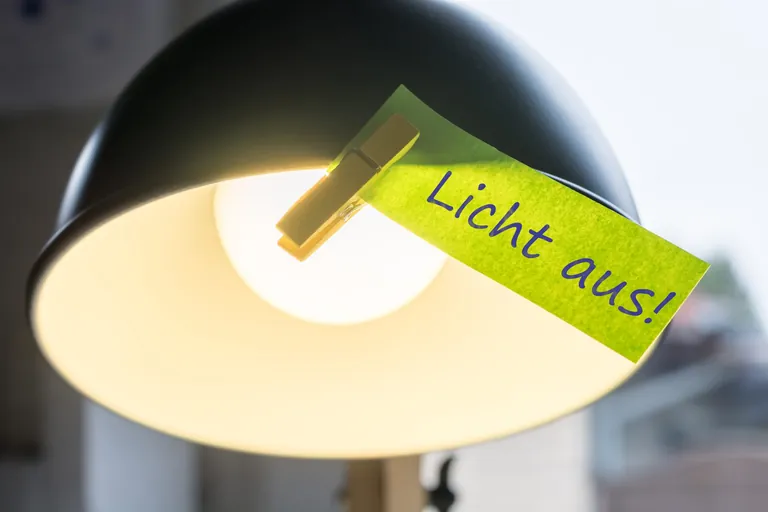B&uuml;rolampe mit Licht-aus-Hinweis