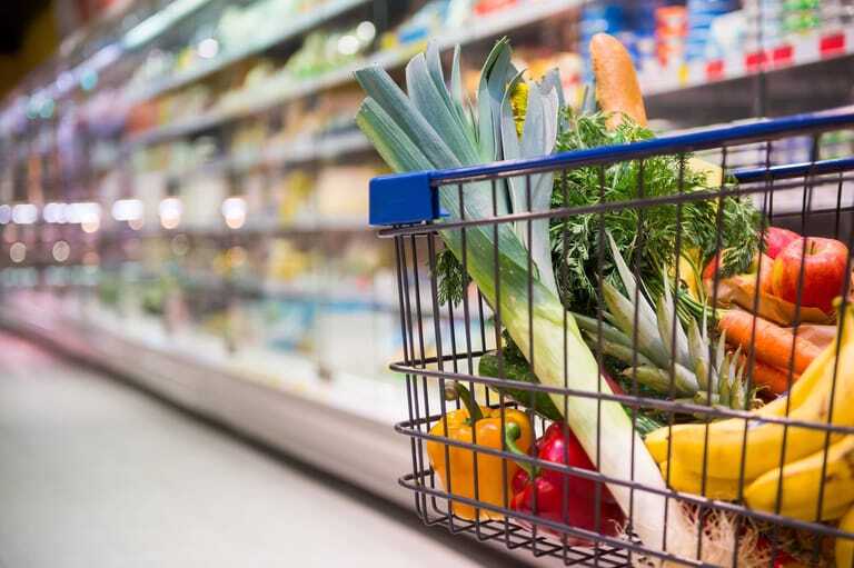 Einkaufswagen im Supermarkt
