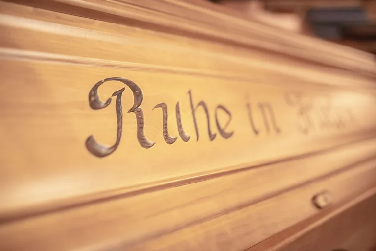 Sarg mit der Aufschrift Ruhe in Frieden