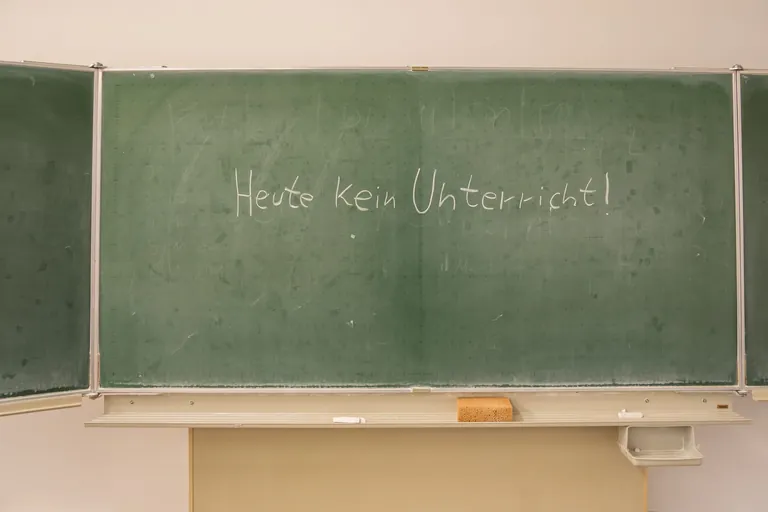 Schultafel mit der Aufschrift "Heute kein Unterricht"