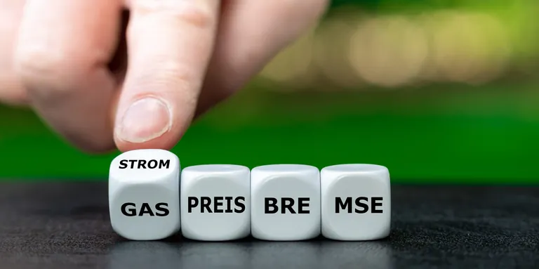 W&uuml;rfel bilden die Worte 'Strompreisbremse' und 'Gaspreisbremse'