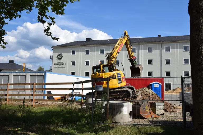 Bauarbeiten an der Berufsschule Bayreuth mit Bagger.