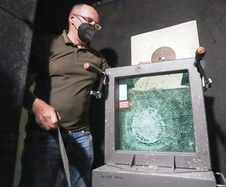 G&uuml;nter Ludwig, getestetes Sicherheitsglas