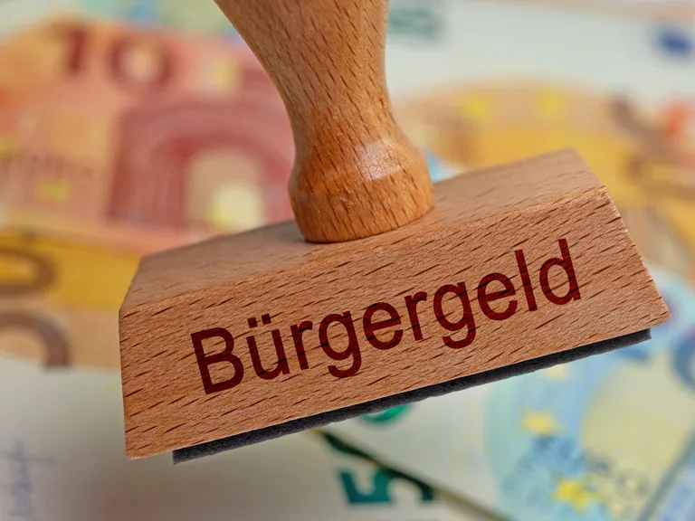 Holzstempel mit dem Aufdruck "B&uuml;rgergeld".