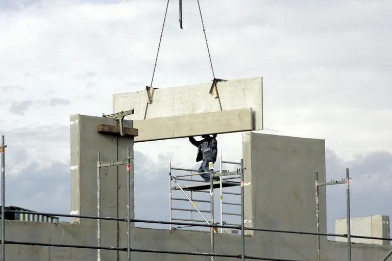 Facharbeiter auf Baustelle.