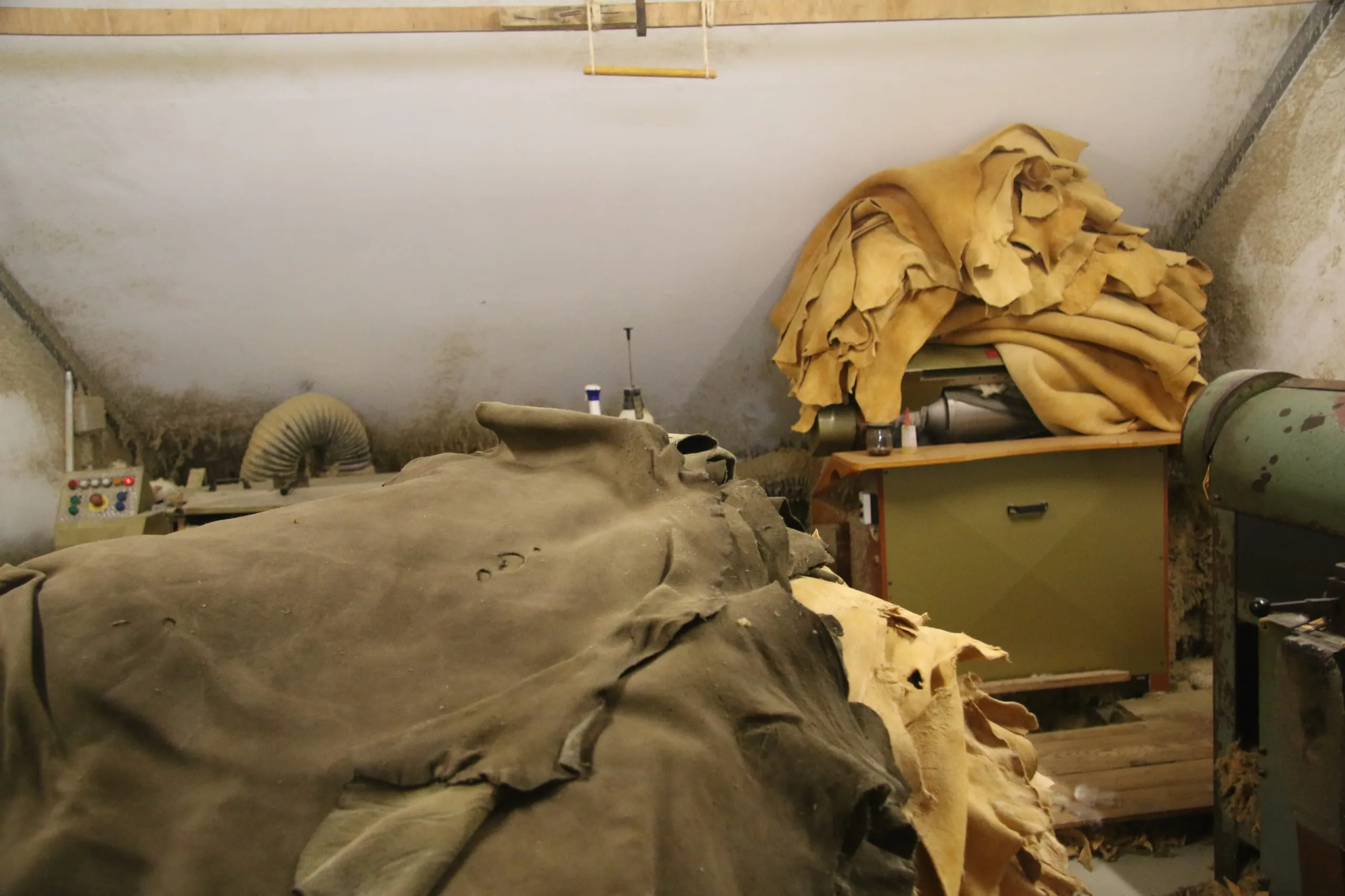 Das Hirschleder muss glatt geschliffen werden