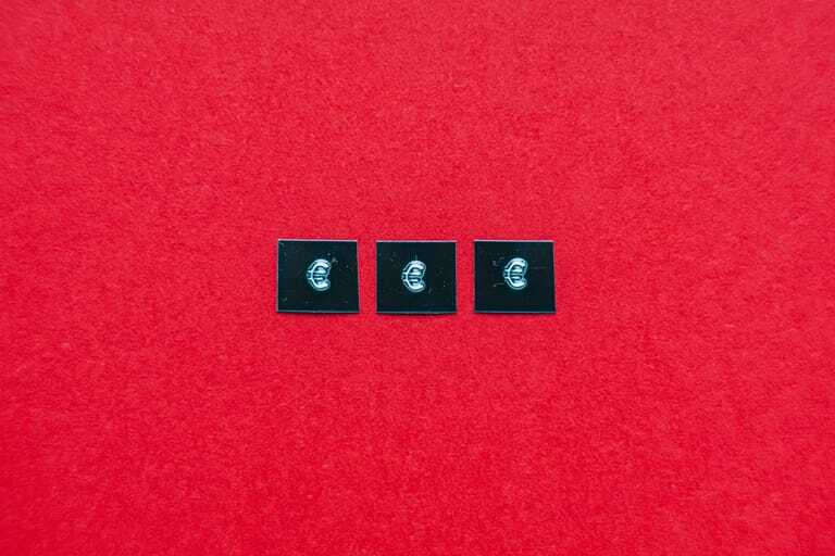 Euro-Symbole in schwarz auf rotem Hintergrund.