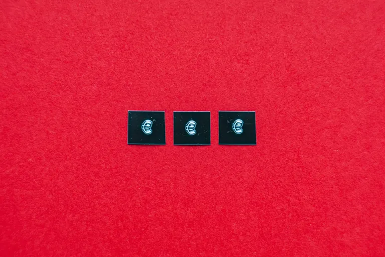 Euro-Symbole in schwarz auf rotem Hintergrund.