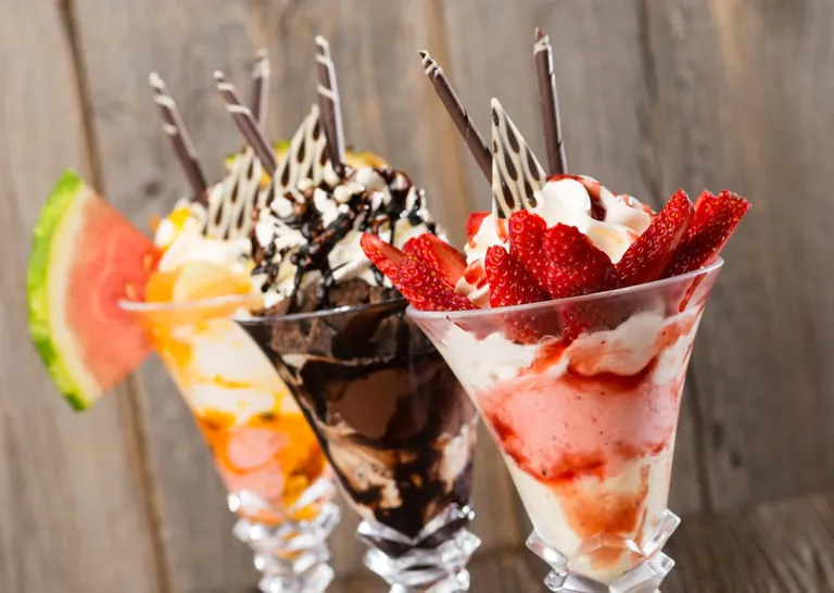 Eisbecher in einem Caf&eacute;