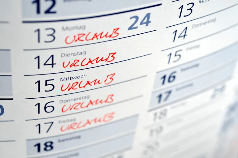 Kalender, in den "Urlaub" mit Rotstift eingetragen ist