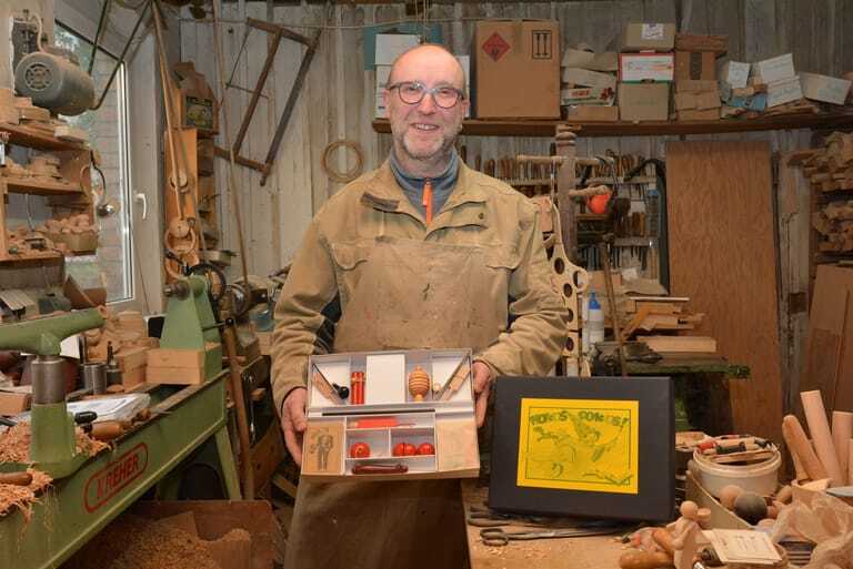Frank Grottenthaler zeigt den Zauberkasten