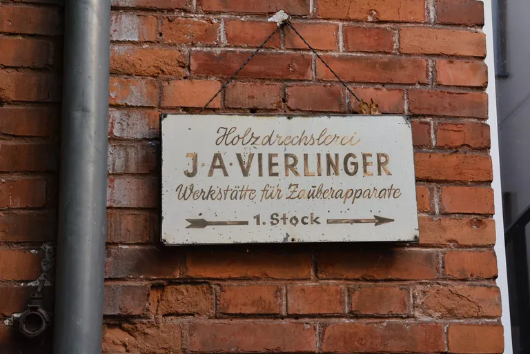 Firmenschild der Drechslerwerkstatt