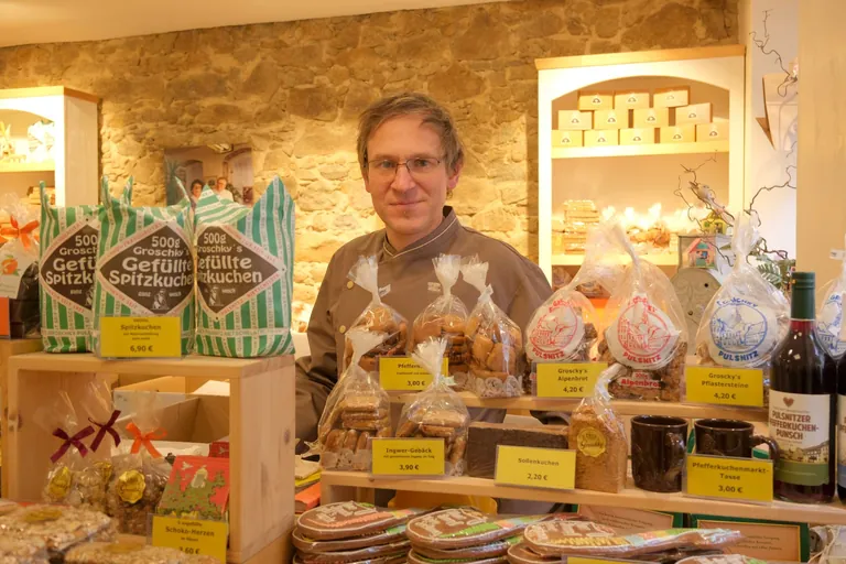 Jens Förster hinter der Verkaufstheke