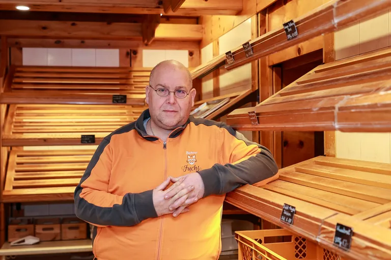 Bäckermeister Andreas Rother vor den leeren Regalen seiner Bäckerei.