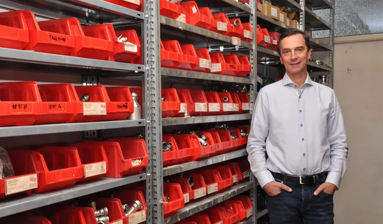 Stephan Rech vor Materiallager