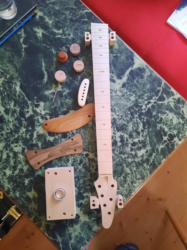 Einzelteile einer Gitarre