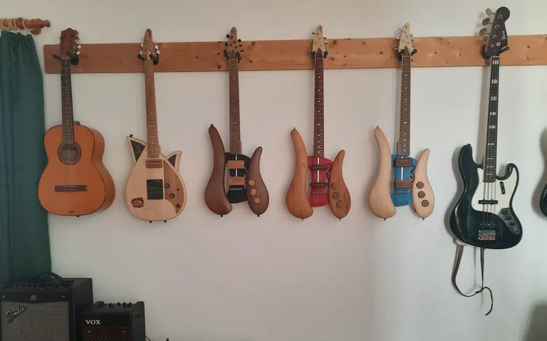 Ausstellungsraum mit mehreren Gitarren