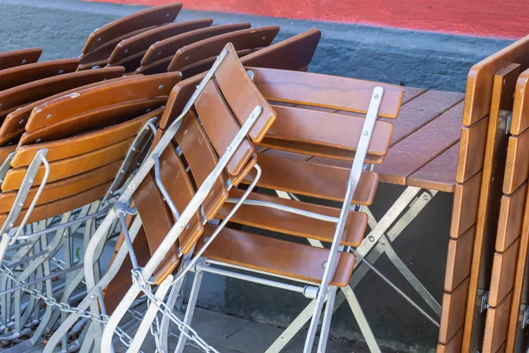 Caf&eacute;-St&uuml;hle zusammenger&uuml;ckt