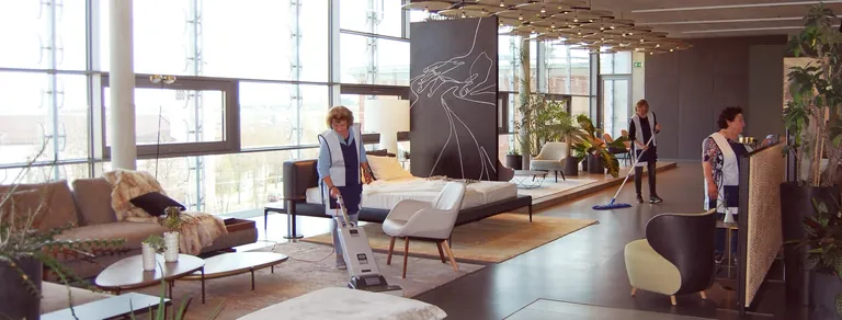 Raumpflegerinnen bei der Tagesreinigung