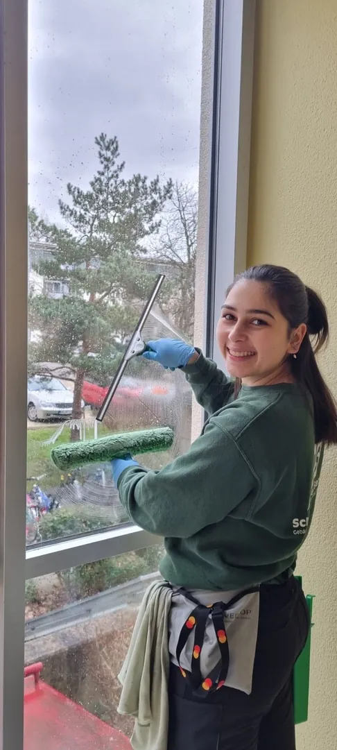 Sarah Lutz bei der Fensterreinigung