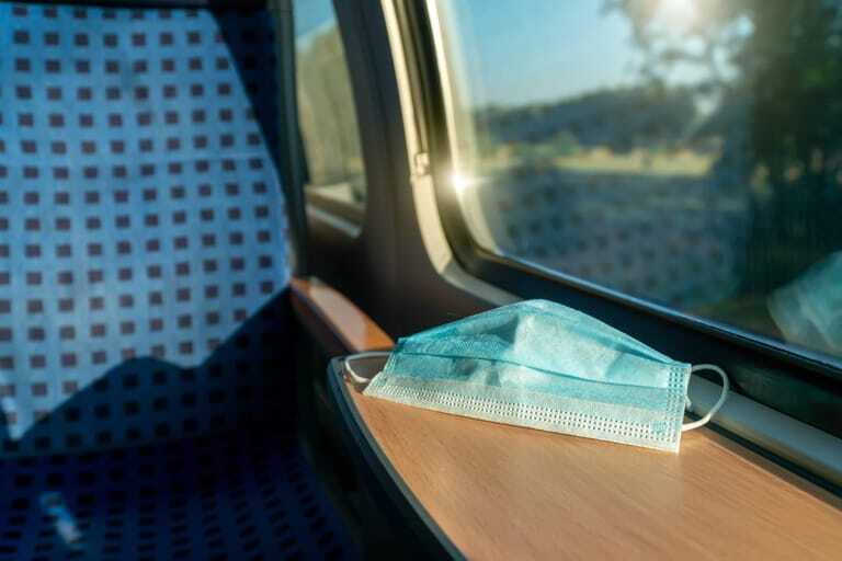 Medizinische Maske liegt vor Bahnsitz.