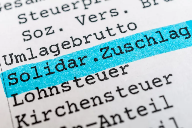 Wort "Solidarit&auml;tszuschlag" auf Abrechnung blau markiert.