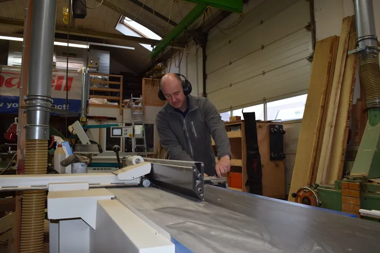 Rolf Baier an der Werkbank