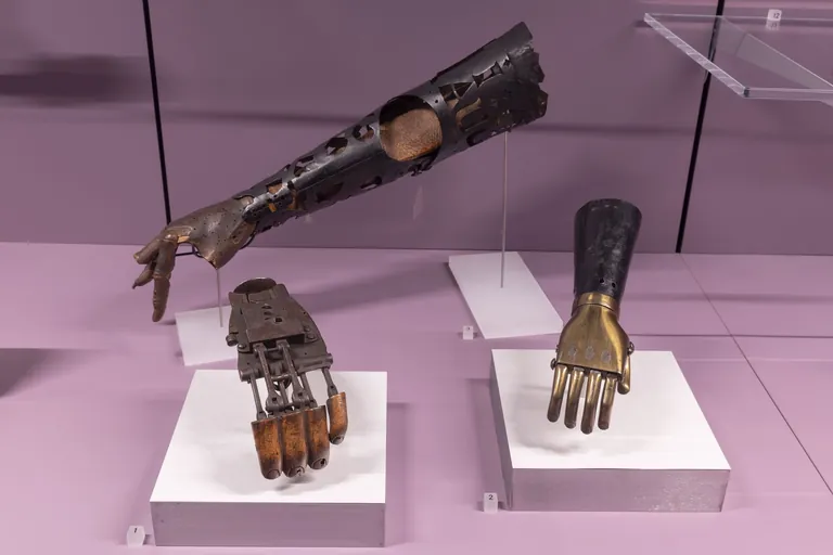 Verschiedene alte  Armprothesen