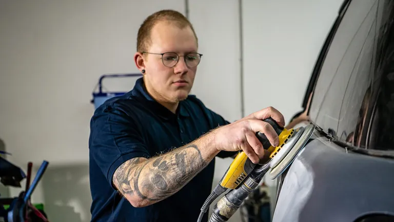 Meister im Fahrzeuglackiererhandwerk Lukas Steiner bei der Arbeit