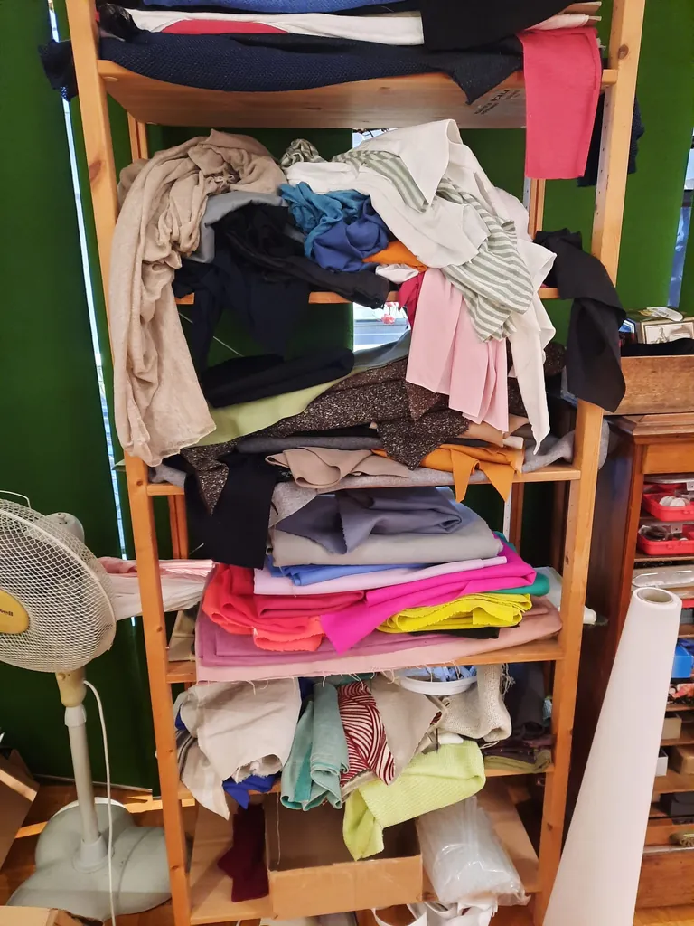 Regal mit verschiedenen Stoffen