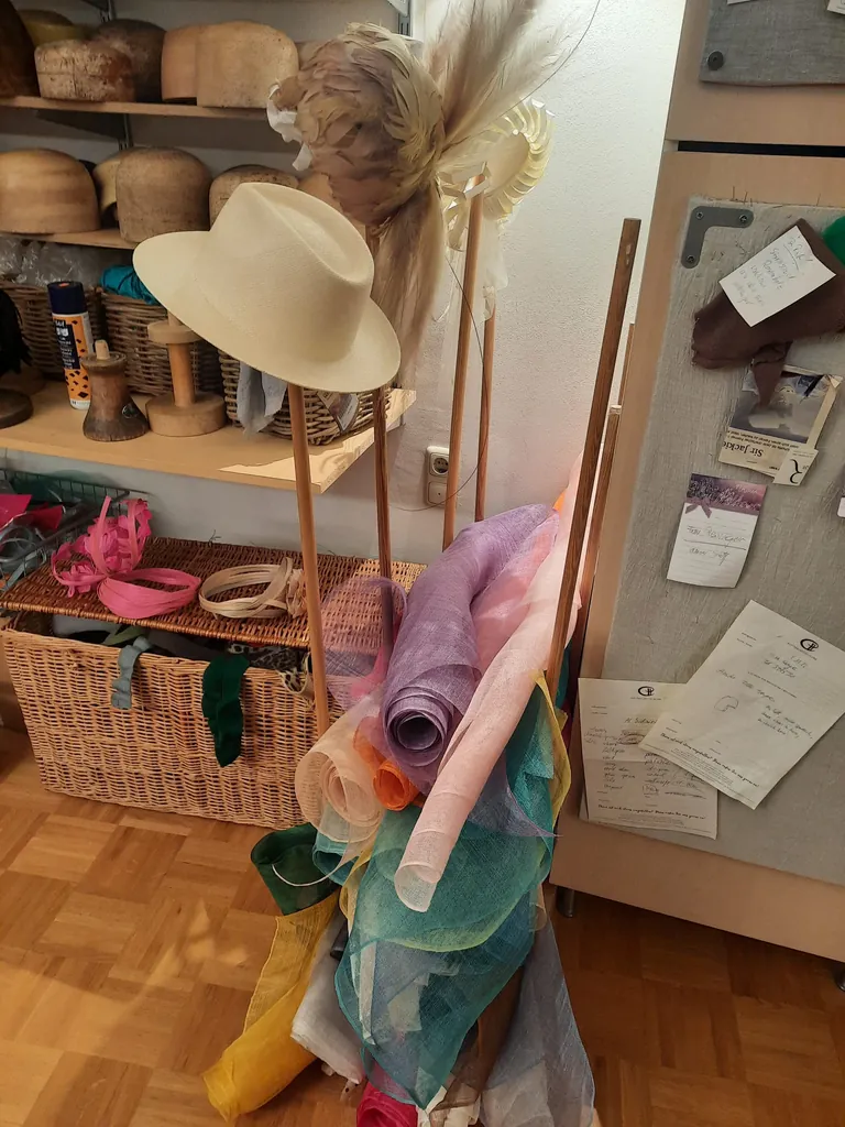 aufgerollte bunte Strohstoffe