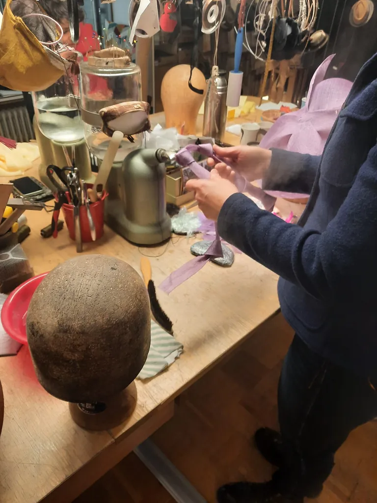 Christine Halbig bedampft einen Strohstoff