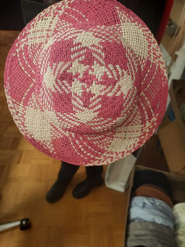 Rosa-wei&szlig;er Strohhut