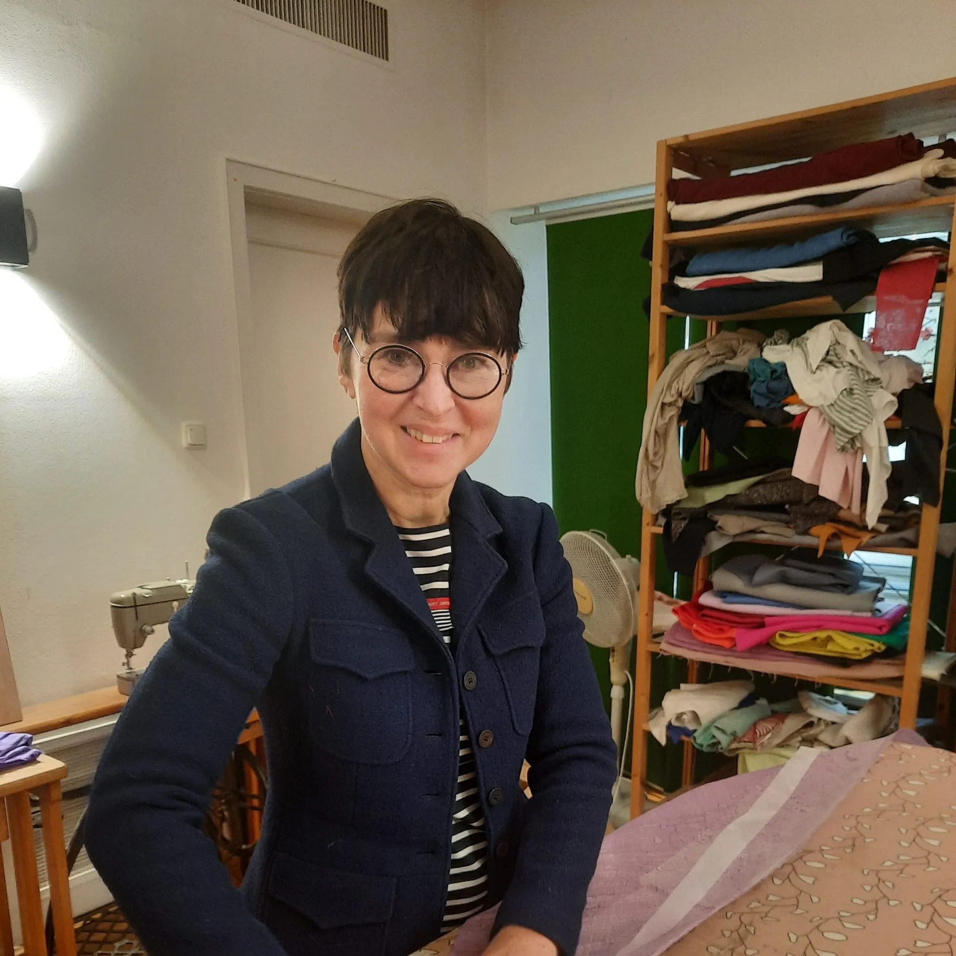 Hutmacherin Christine Halbig bei der Arbeit an einem Fascinator