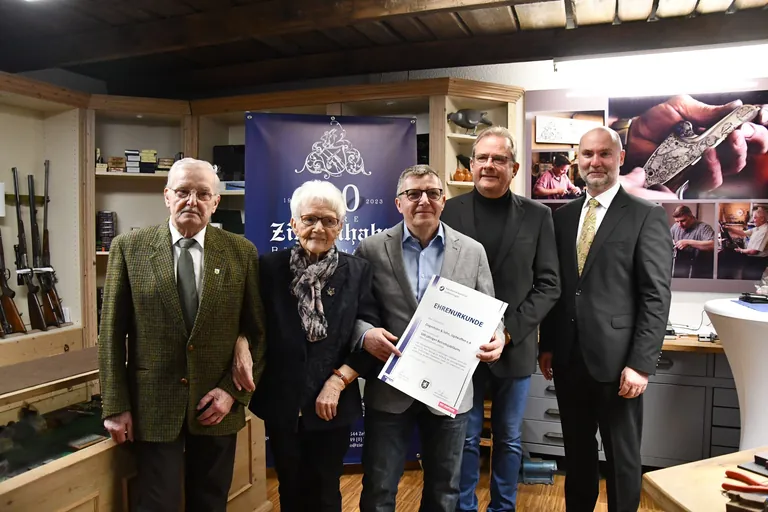 &Uuml;bergabe Ehrenurkunde an Fa. Ziegenhahn & Sohn