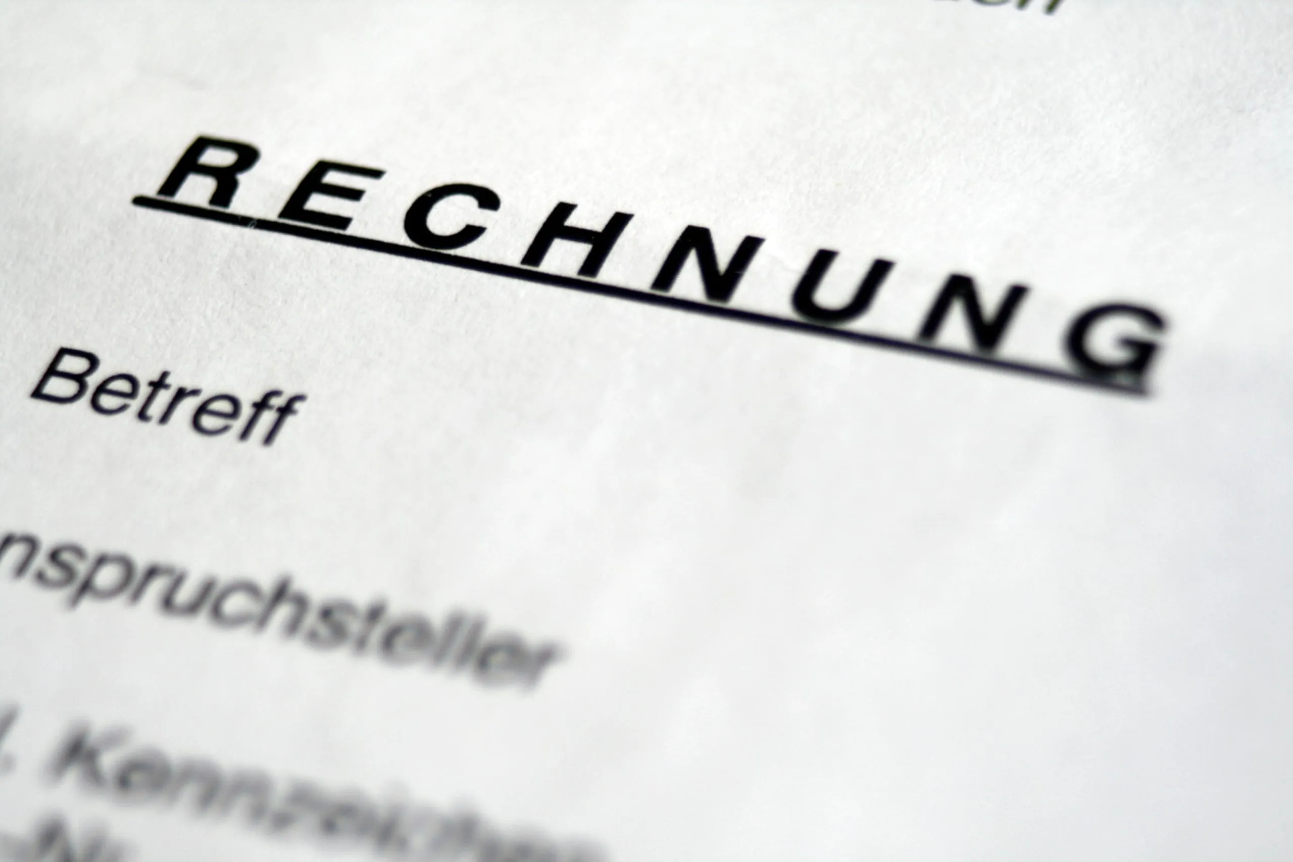 Nach 11 Tagen: Unternehmen zahlen Rechnungen später