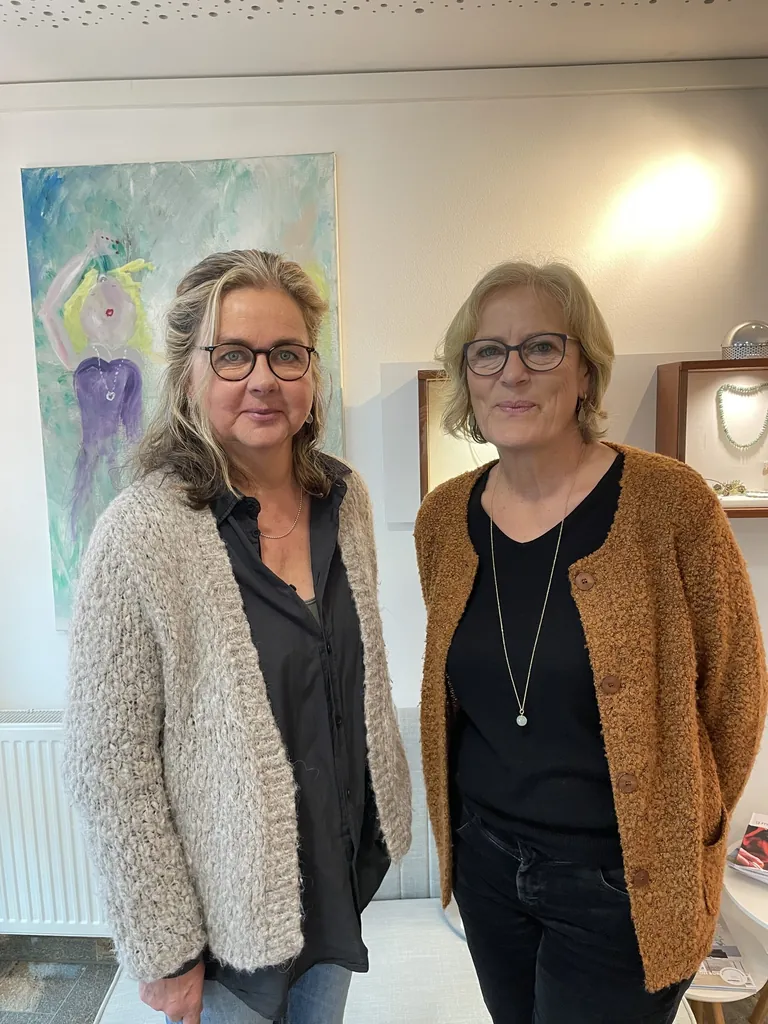 Isabell Grosse und Martina Peter-Eckle im Verkaufsraum der Goldschmiede