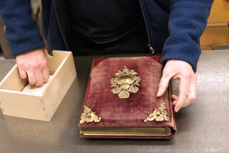 Altes Buch vor Restaurierung