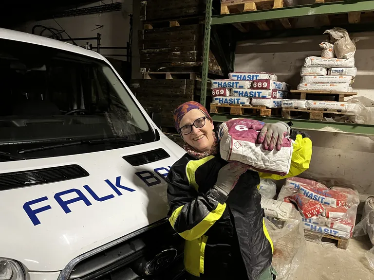 Elisabeth Gall schultert einen schweren Sack