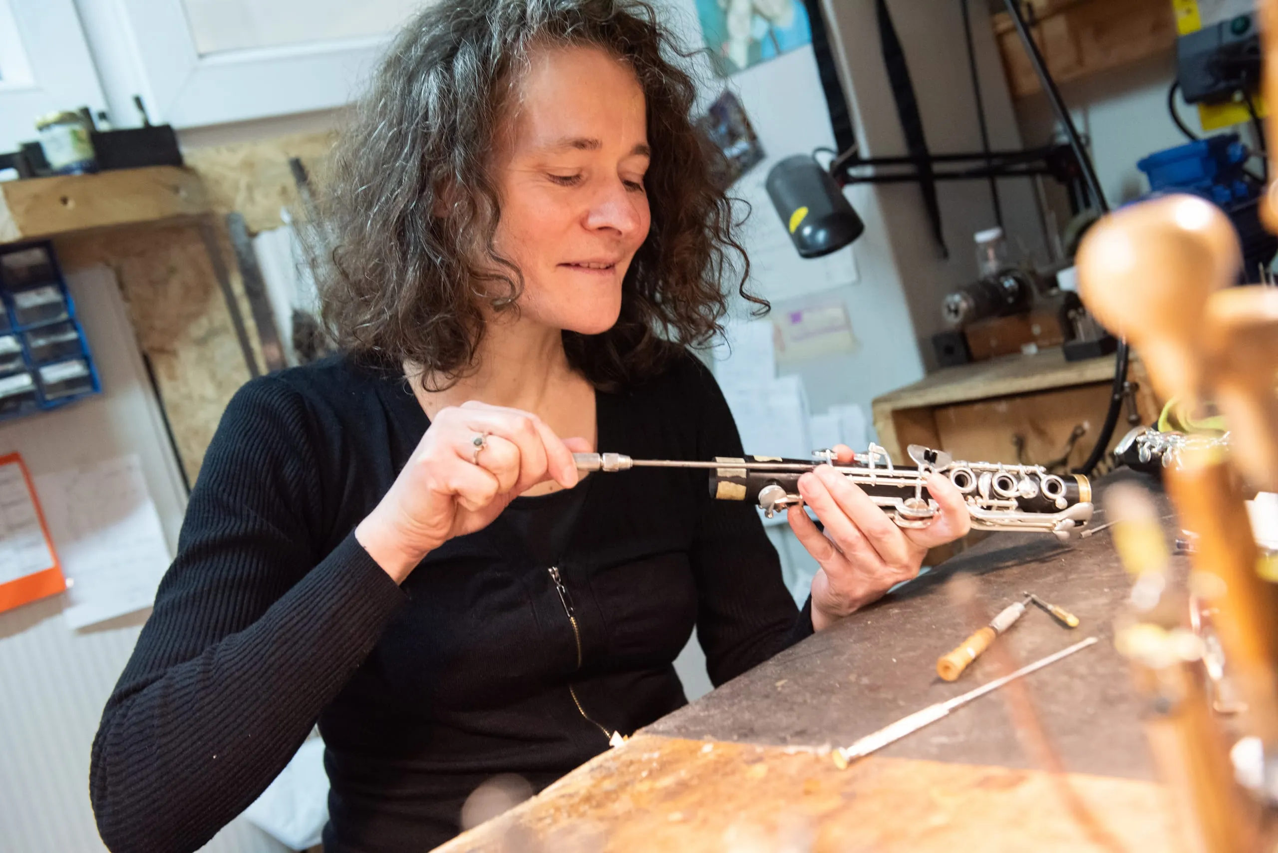 Johanna Kronthaler arbeitet an der Mechanik einer Klarinette