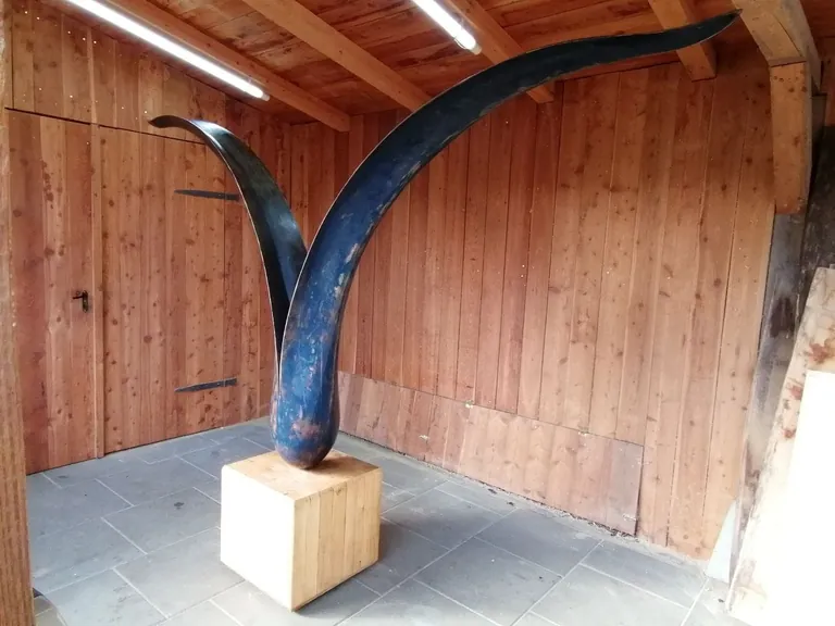 Die blaue Glanzoberfl&auml;che verdeckt  dabei das Holz darunter: "Spr&ouml;ssling" von Paul Diestel, 2022